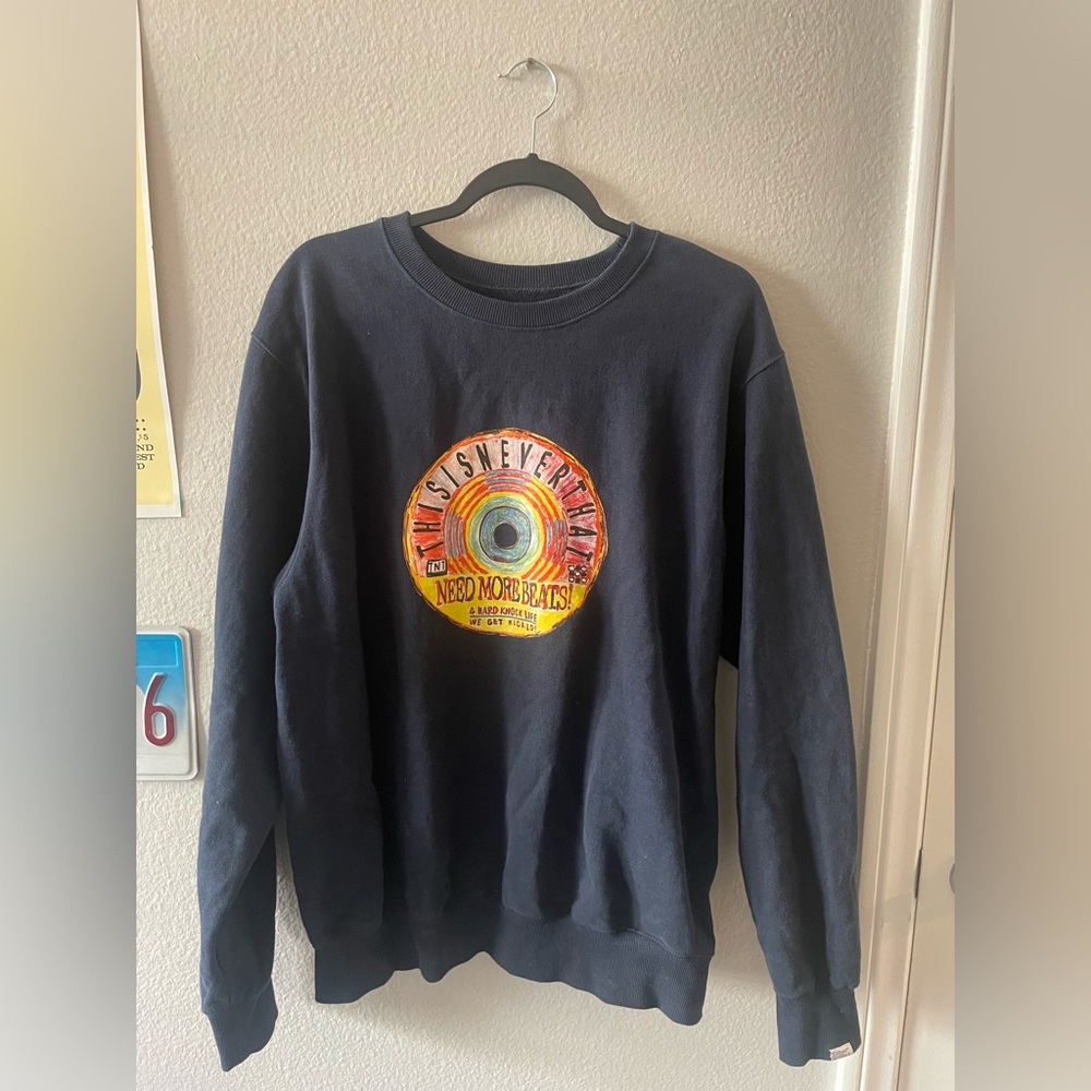 thisisneverthat NEED MORE BEATS - Vinyl Record Crewneck Navy, Large